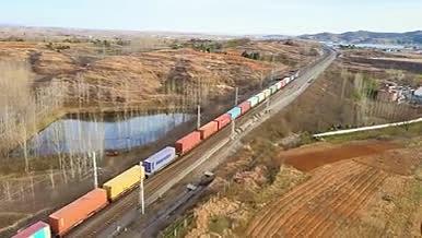 4K航拍中国铁路物流运输火车铁路交通视频的预览图